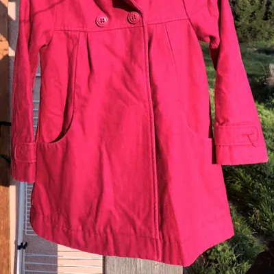 Manteau rouge fille